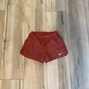 xs burgundy nike shorts low waisted and has a liner